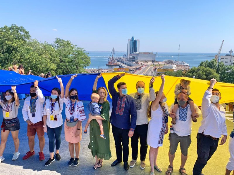 По Потемкинской лестнице подняли 29-метровый флаг Украины