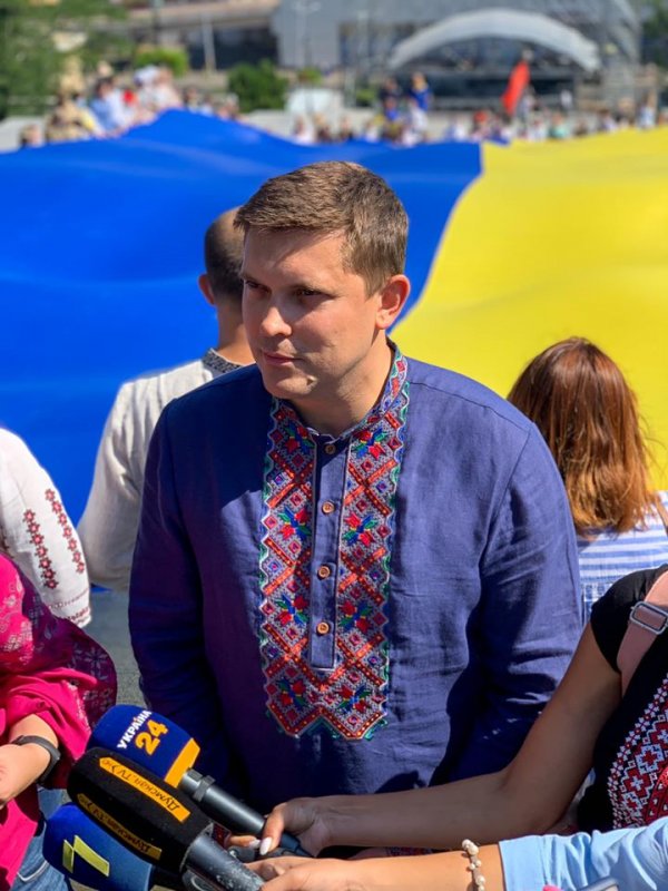 По Потемкинской лестнице подняли 29-метровый флаг Украины