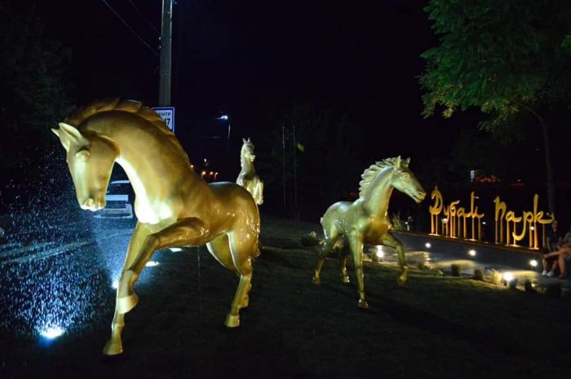 Гигантские светящиеся одуванчики появились в Одесской области (фото)