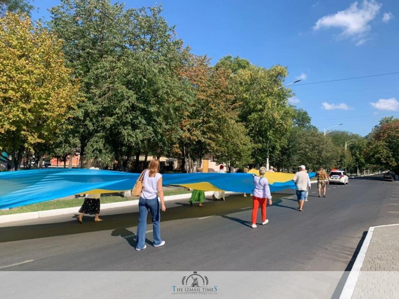 В Измаиле развернули стометровый флаг Украины (фото)