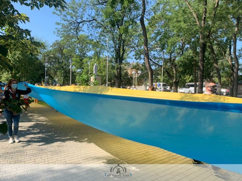 В Измаиле развернули стометровый флаг Украины (фото)