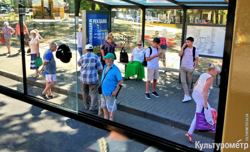 В Одессе пассажиры штурмуют общественный транспорт и не могут уехать из-за ограничений (видео)