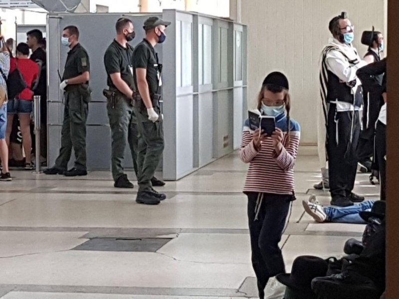 В одесский аэропорт прибывают хасиды. Их не выпускают из здания