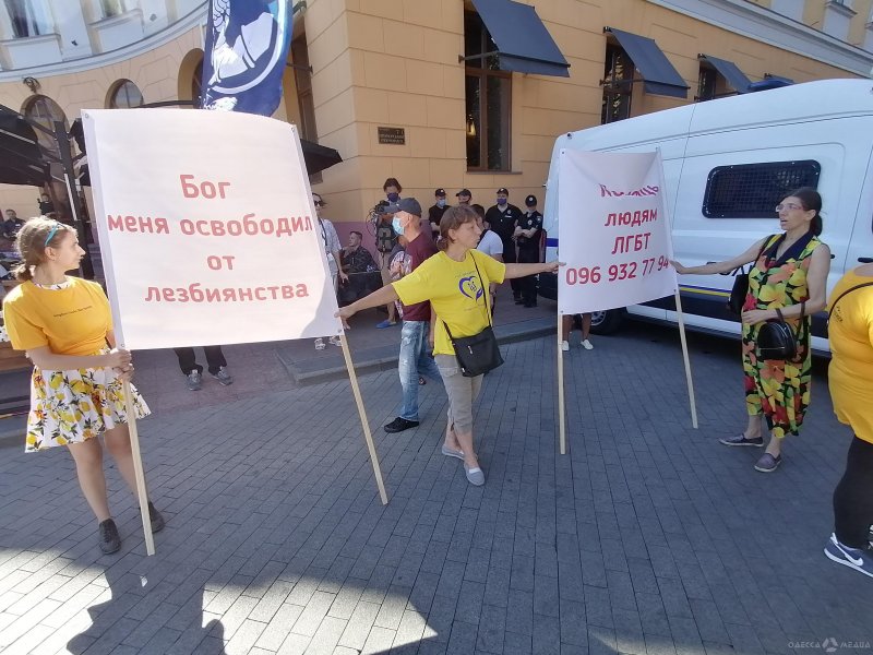 В Одессе радикалы напали на марш ЛГБТ (фото)