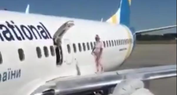 Пассажирка самолета МАУ открыла аварийный люк и погуляла по крылу самолета (видео)