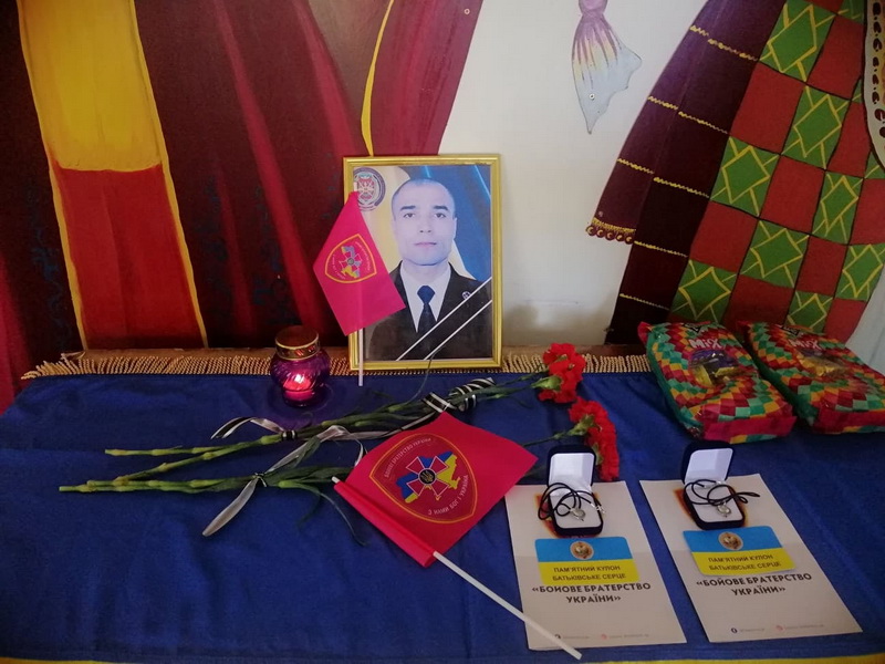 В селе Тарутинского района детям погибшего военного вручили кулоны «Отцовское сердце»