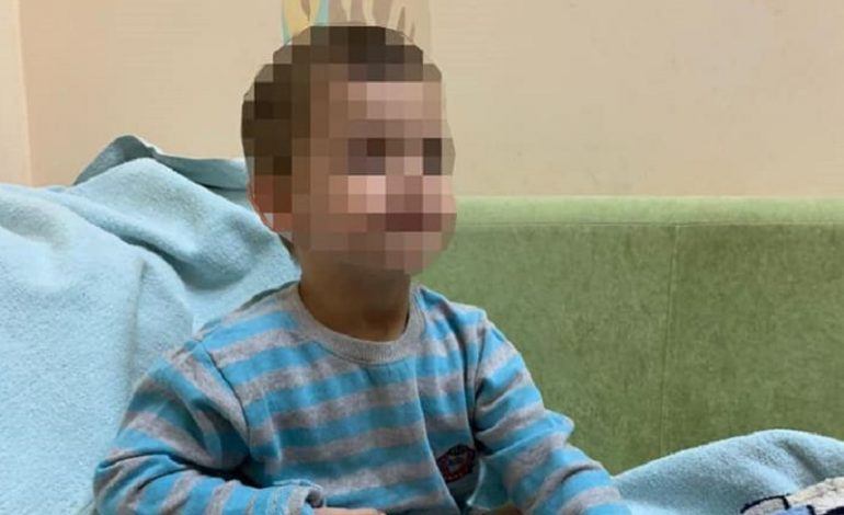 Один дома: в Одессе 3-летнего мальчика оставили без присмотра и еды
