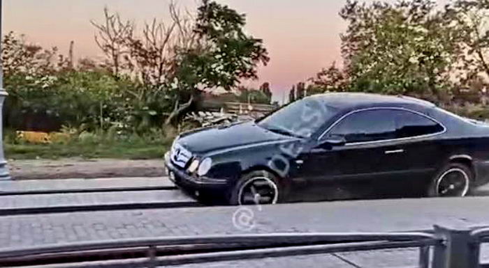 На спуске Маринеско водитель наказал сам себя, пытаясь объехать пробку по рельсам (видео)