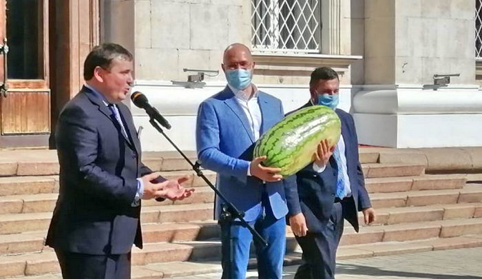 Премьер-министру подарили самый большой арбуз урожая этого года