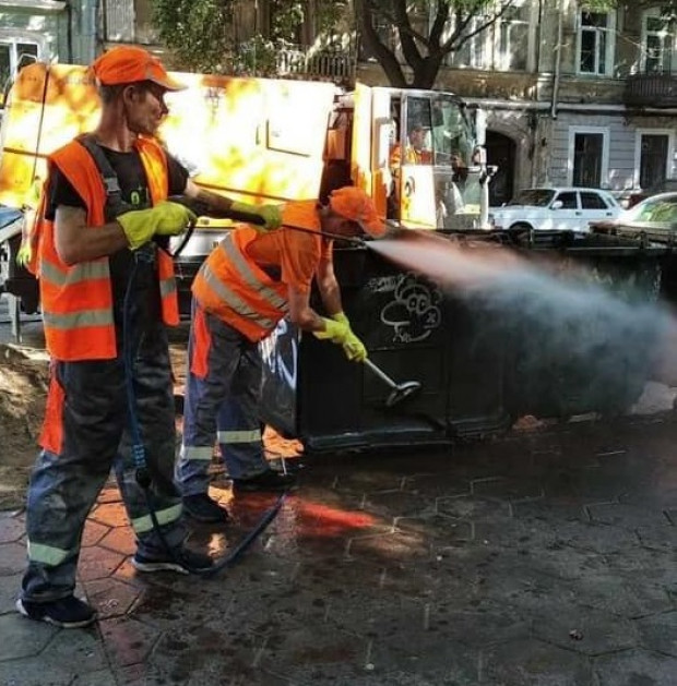 К приезду Зеленского в Одессе мыли улицы и убрали мусорные баки