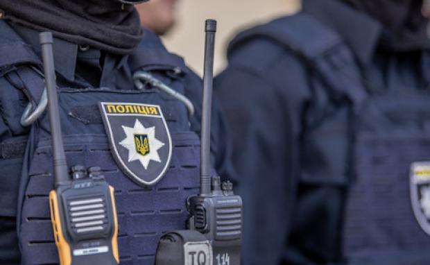 В Одессе патрульные задержали дебоширов, которые устроили потасовку на заправке из-за того, что их не хотели обслуживать без масок