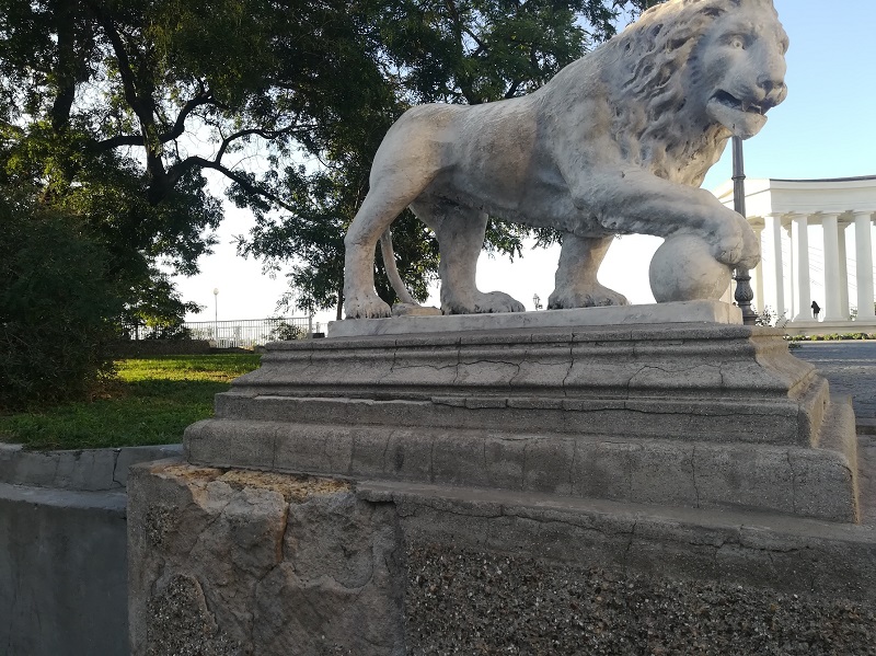 Основание постамента льва у Воронцовского дворца разрушается (фото)