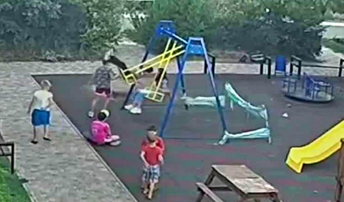 На детской площадке на Таирова несчастный случай — ребенок напоролся на стальной штырь