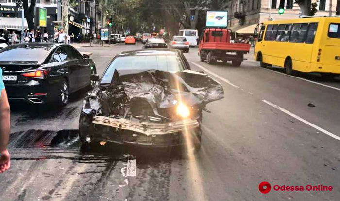На Ришельевской водитель BMW разбил 4 авто и пытался сбежать (видео)
