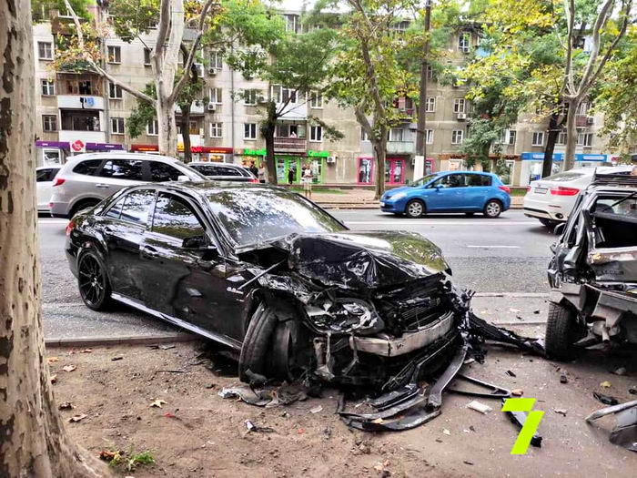 На проспекте Шевченко Mercedes на скорости разбил 6 автомобилей