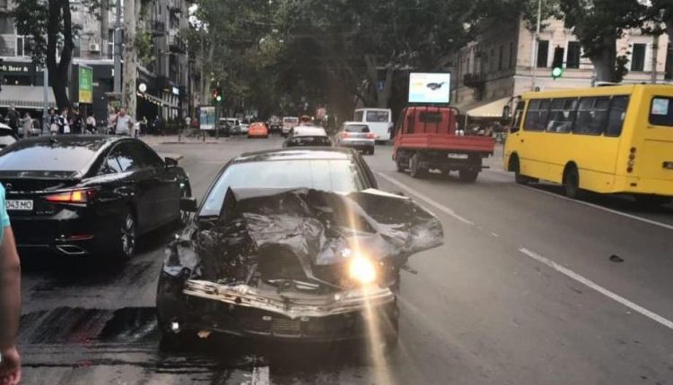 Автомобильный страйк: в центре Одессы молодой парень протаранил четыре машины (фото, видео)