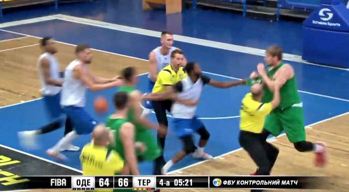 В Одессе подрались команды во время баскетбольного матча (видео)