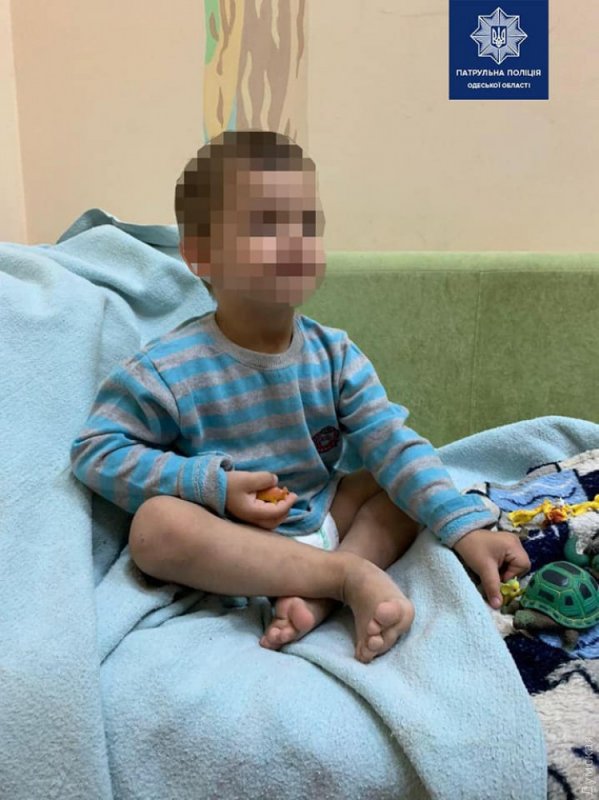 В Одессе патрульные спасли трехлетнего ребенка, которого мать на три дня заперла одного в квартире