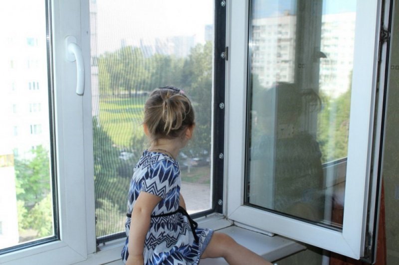 В Одесской области трехлетняя девочка едва не выпала из окна, пока пьяная мать спала