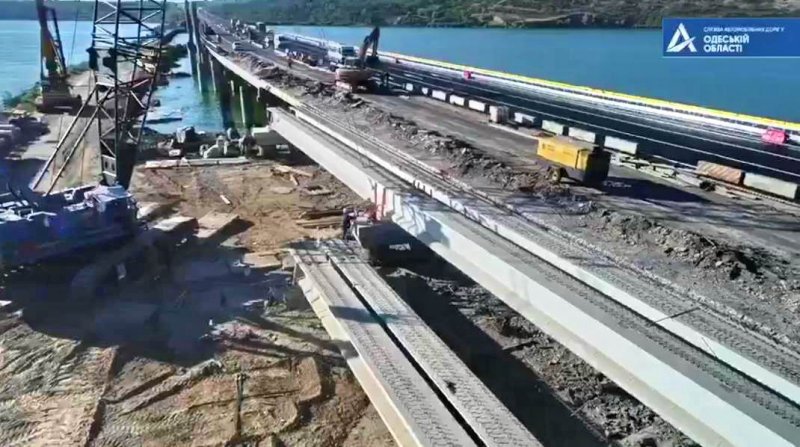 Мост через Хаджибейский лиман снова ремонтируют. Дорогу сузили до трех полос