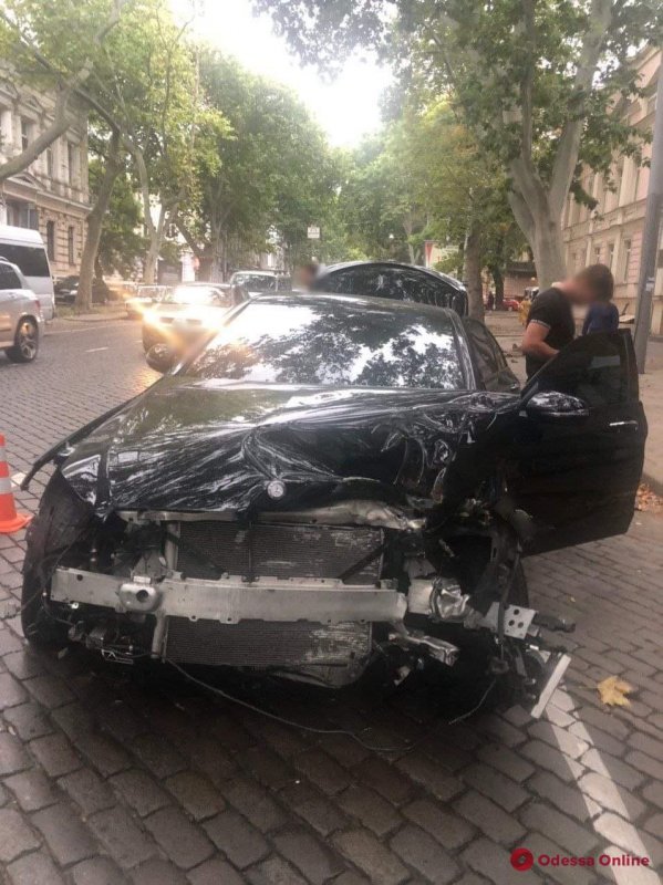 На Пушкинской мажор разбил дорогой Mercedes