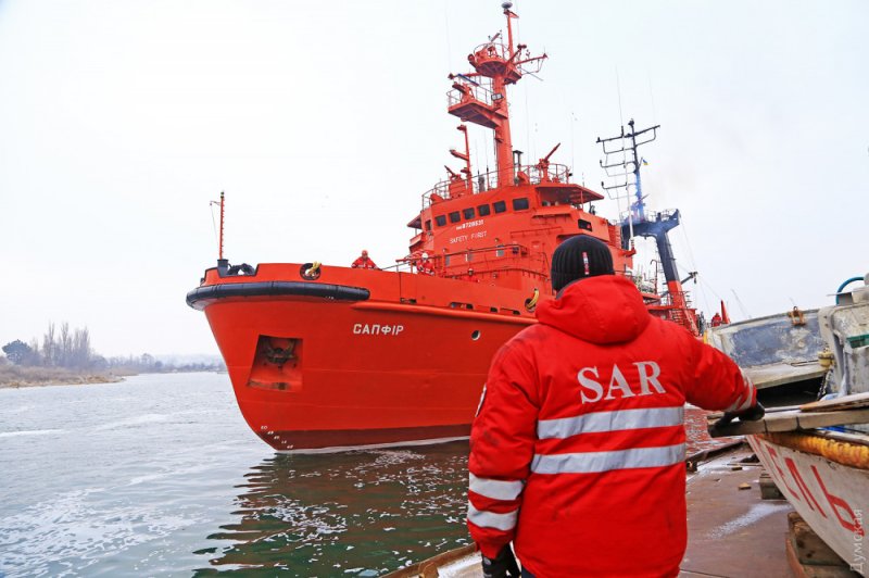 На судне поисково-спасательной службы произошло массовое отравление (фото, видео)