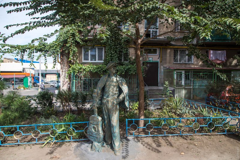 В одесском дворе появилась скульптура Кости-моряка (фото)