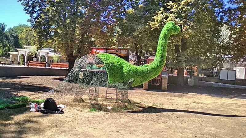 В Одесском зоопарке появился четырехметровый динозавр (фото)