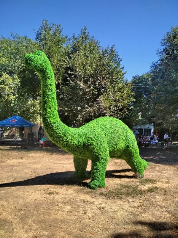 В Одесском зоопарке появился четырехметровый динозавр (фото)