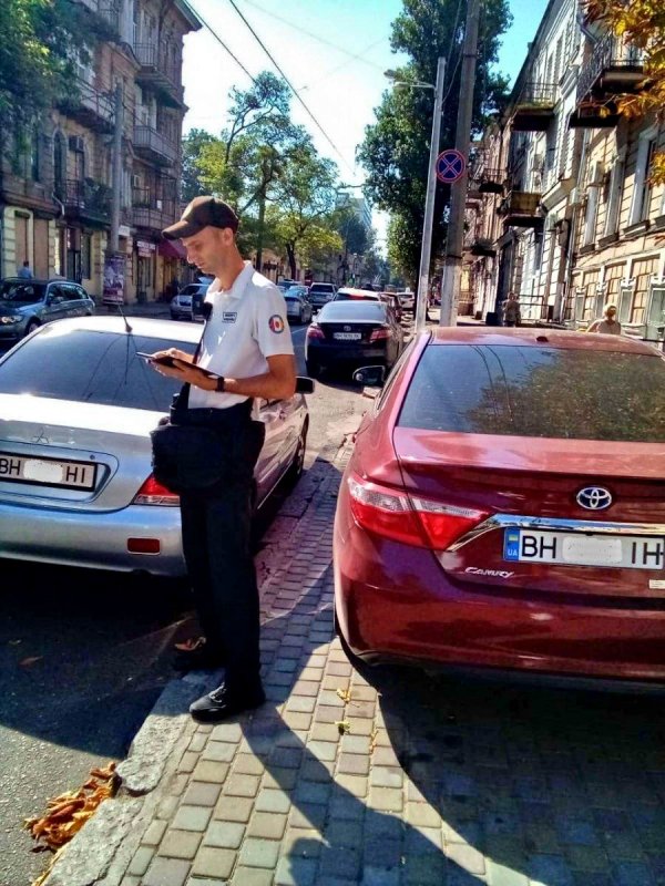 На Канатной лучше не парковаться — инспекторы выписывают штрафы