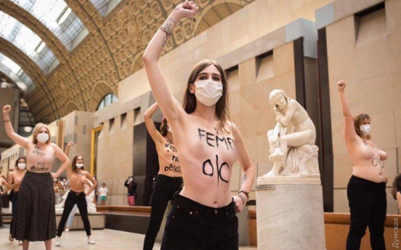 Активистки Femen с оголенной грудью провели акцию протеста в парижском музее (фото, видео)