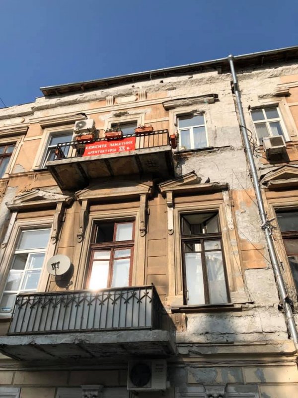 Жители старинного дома на Софиевской требуют спасти их дом