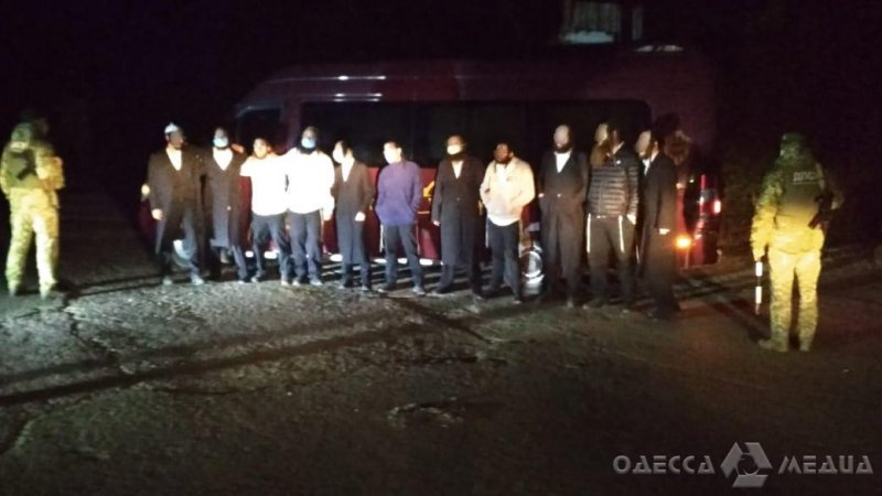 В Одесской области обнаружили группу танцующих «туристов», которые прятали свои документы (видео, фото)