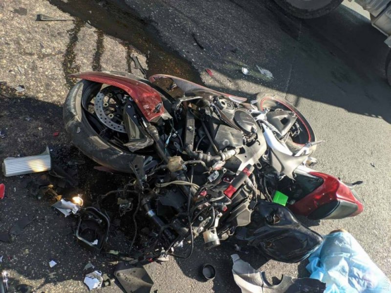 Под Одессой мотоциклист врезался в грузовик и погиб