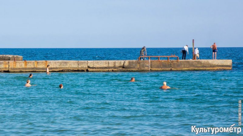На одесских пляжах продолжают загорать и купаться в конце сентября (фото)