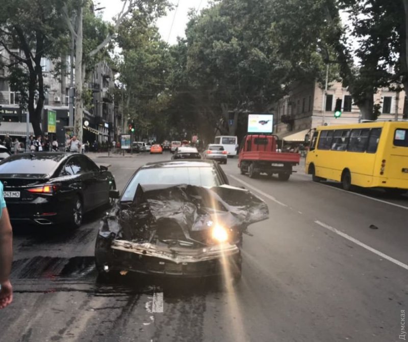 18-летний водитель на BMW врезался в припаркованные на Ришельевской четыре автомобиля: один из них отбросило на пешехода