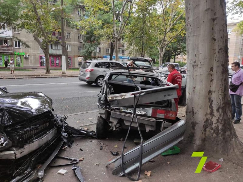 На проспекте Шевченко Mercedes на скорости разбил 6 автомобилей