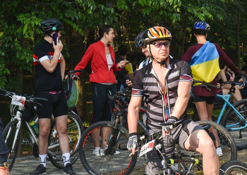 Кандидаты в мэры Одессы под выборы сели на велосипеды (фото)