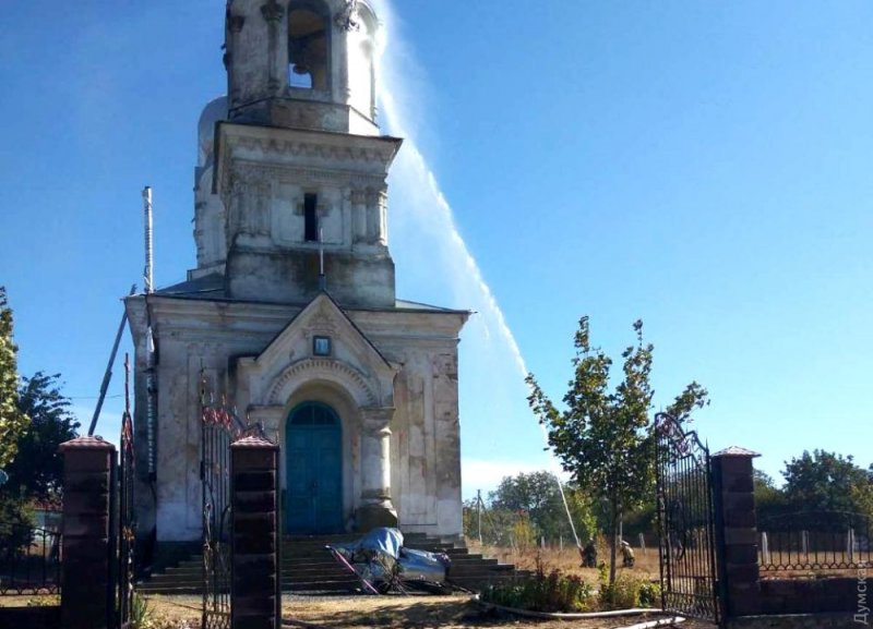 В Одесской области от удара молнии загорелся старинный храм: его удалось спасти