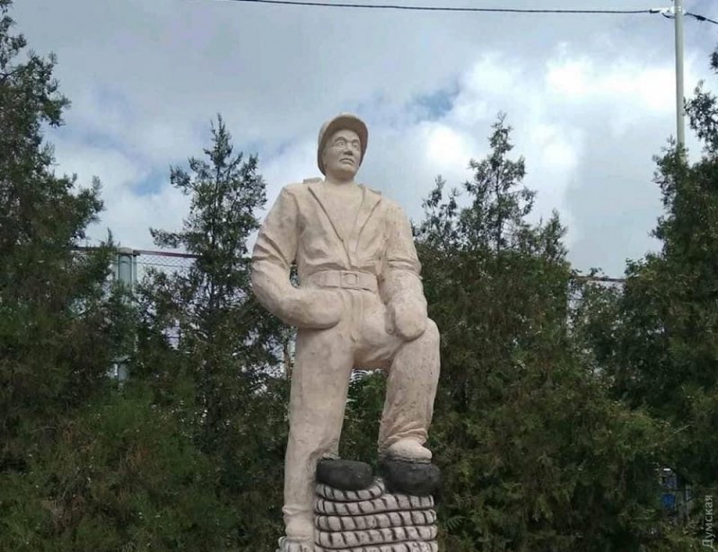 «Какой-то ужас»: жителям Черноморска не понравился подарок-памятник от кандидата в мэры — его судьбу решит комиссия