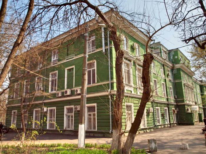 Одесская больница забита пациентами с подозрением на COVID-19. Тяжелых больных отправляют домой