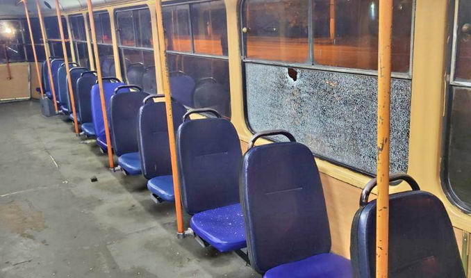 На поселке Котовского камнями разбили окна в двух трамваях