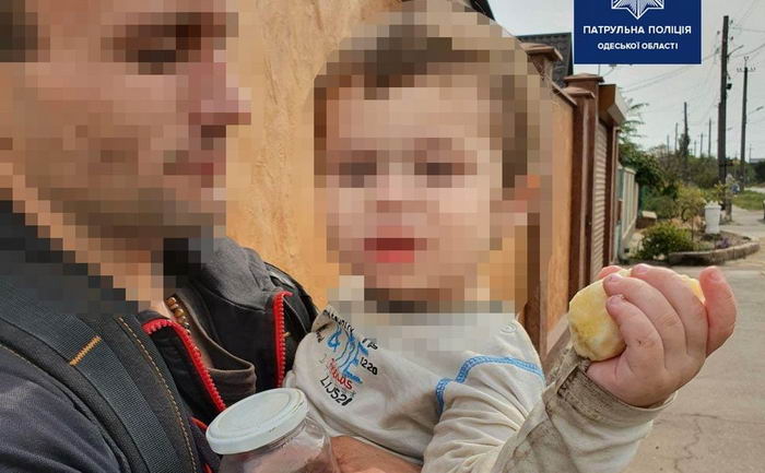 В Одессе полуторагодовалый ребенок бегал сам по улице