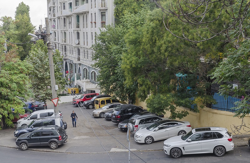 Стихийные парковки в центре захватывают тротуары и мосты (фото)