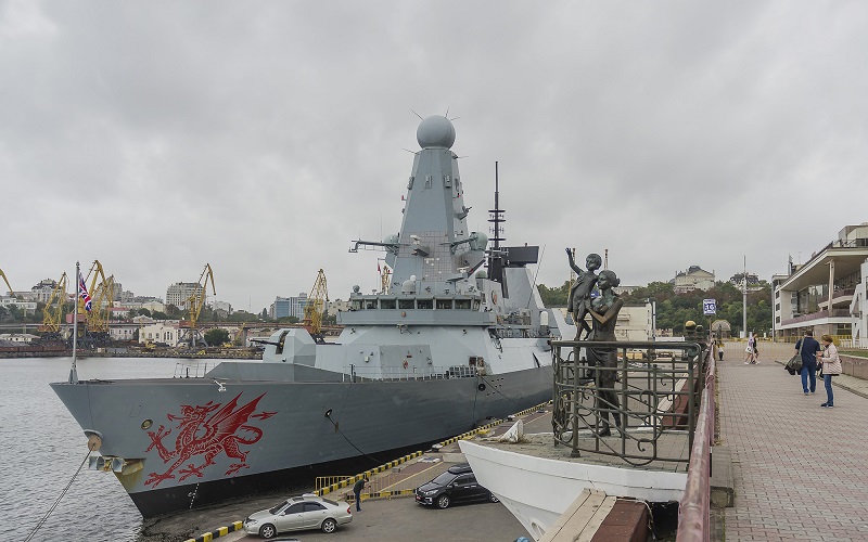 В Одесском порту пришвартовался британский корабль с уэльским драконом (фото)