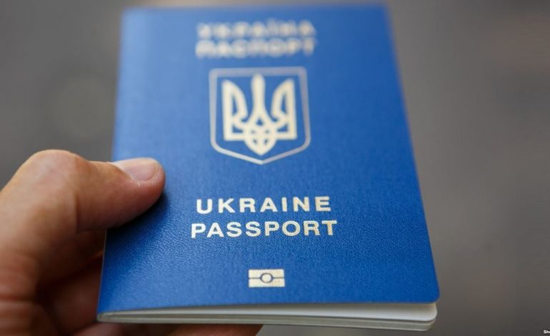 Украинский паспорт попал в 20-ку стран по количеству безвиза
