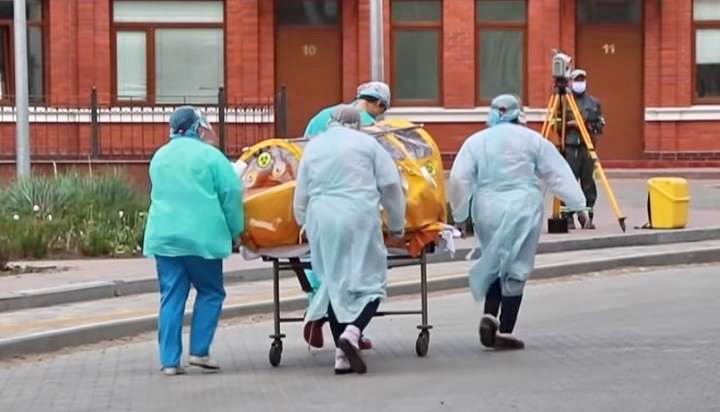 В Одессе больным COVID волонтеры выдают кислородные концентраторы на дом
