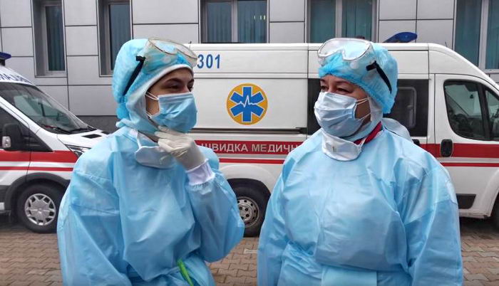 В Одессе больным COVID волонтеры выдают кислородные концентраторы на дом