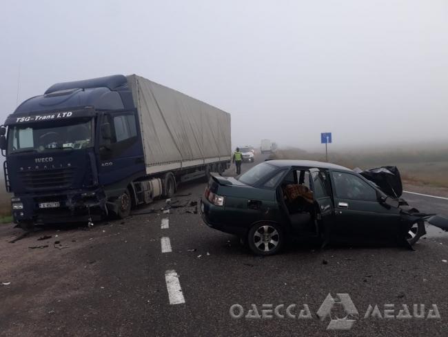 Виноват туман: под Одессой в ДТП погиб водитель легковушки (фото)