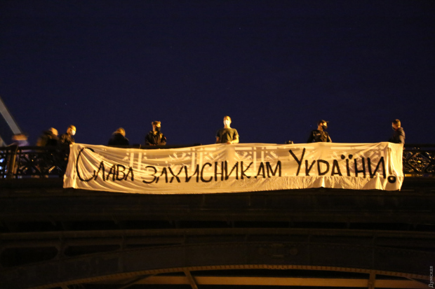 «Слава захисникам України»: в Одессе праздник закончился фаерами на мосту Коцебу